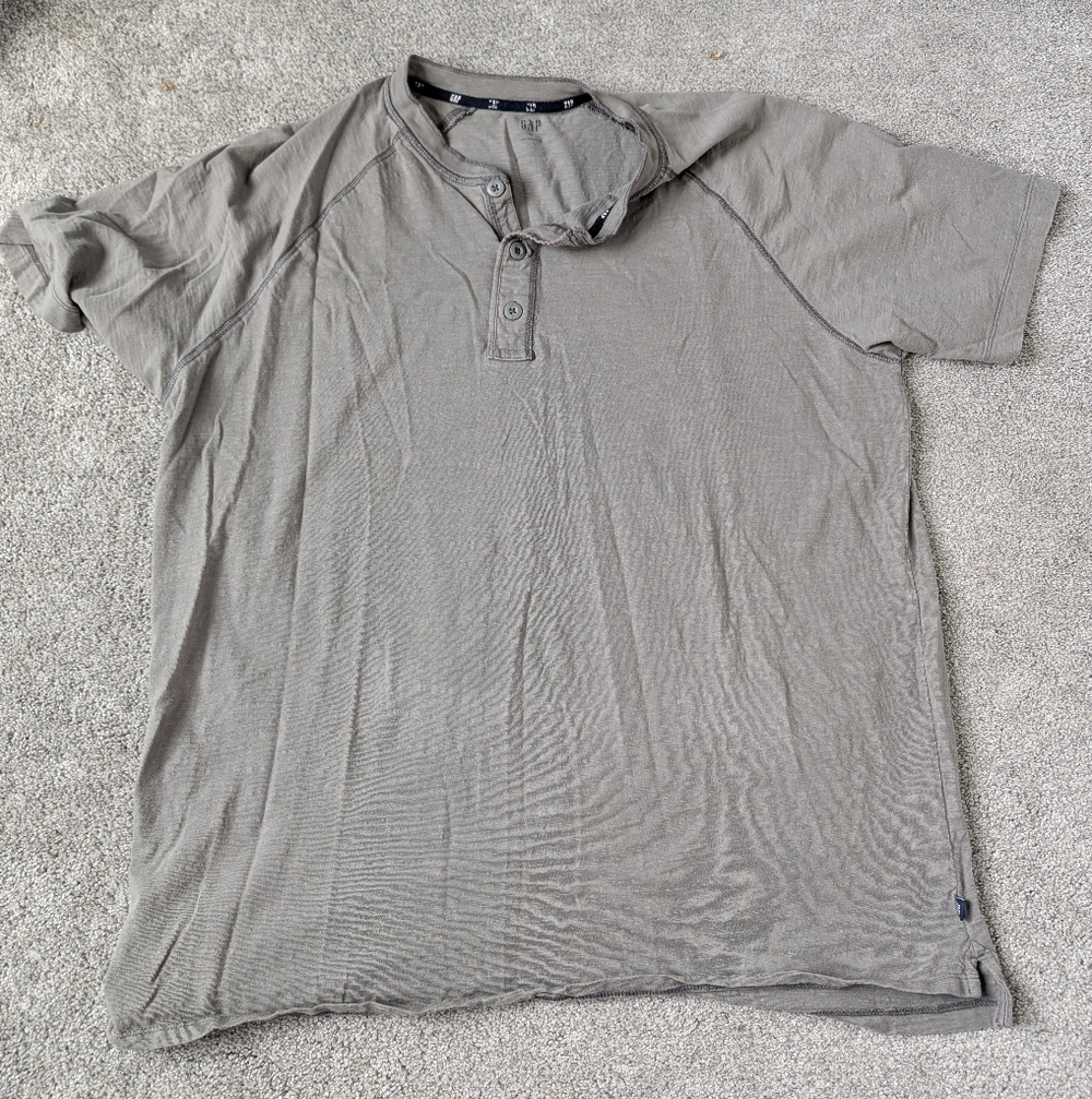 GAP Men's Short-Sleeve Henley in Taupe